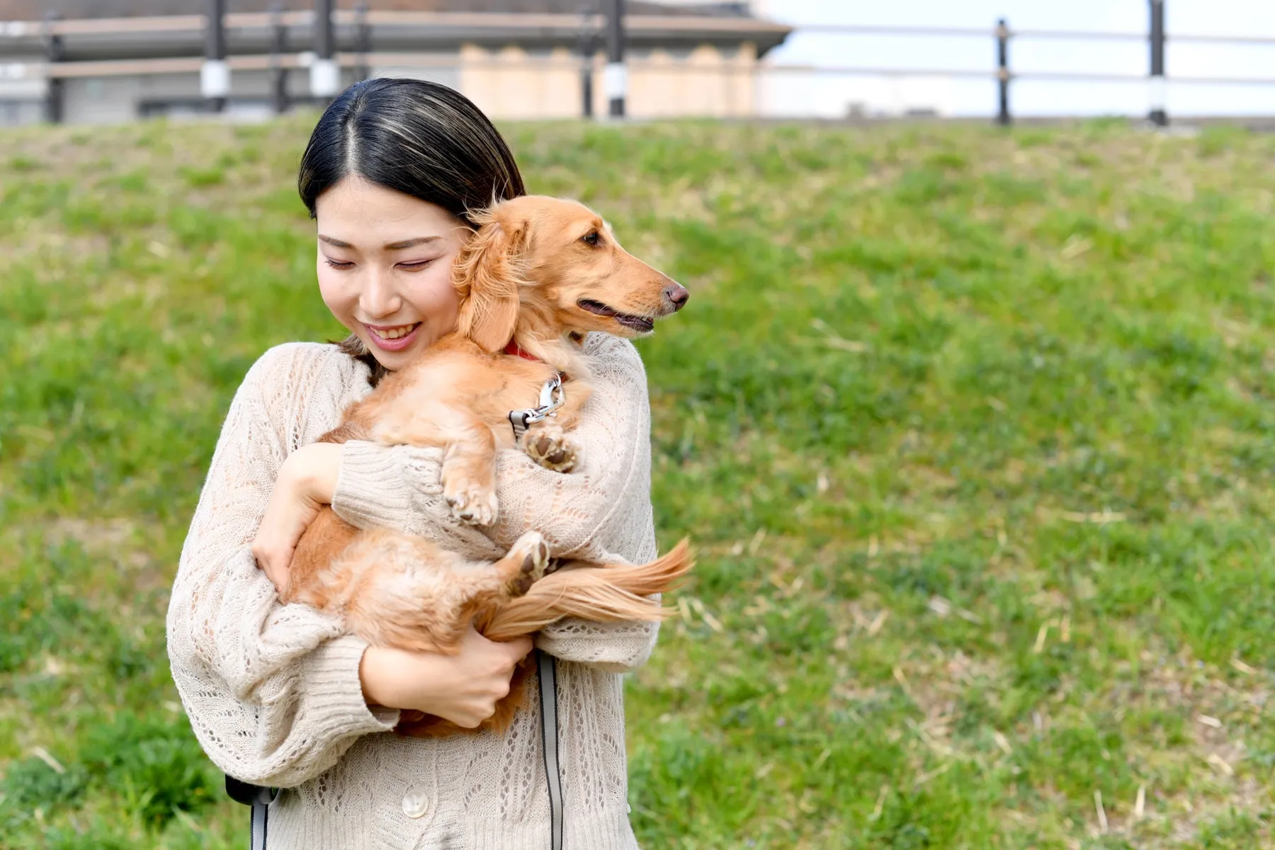 指先のリングを見つめる