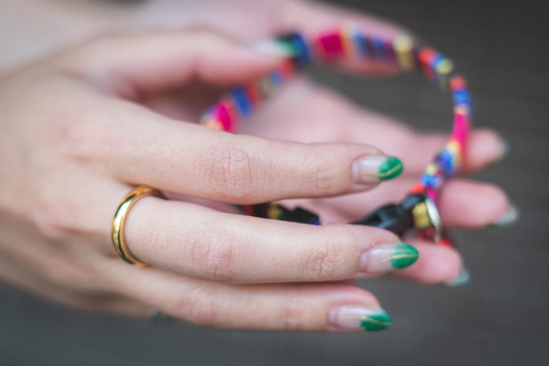 完成した遺骨リングの着用例