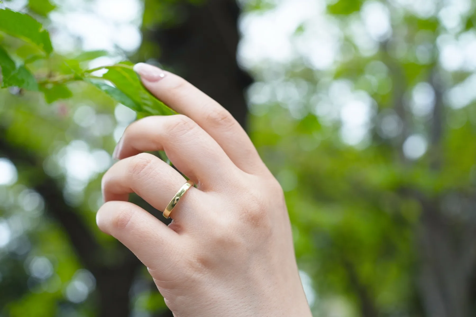 遺骨リングを着けた手