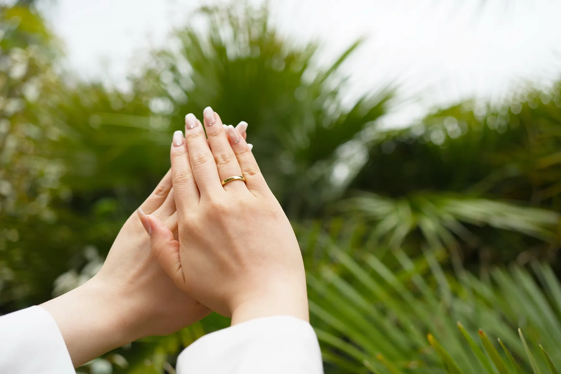 遺骨リングを着けた両手