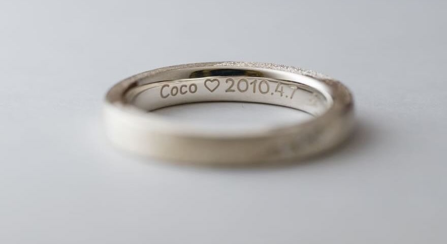 Cocoの名前とハートと日付を刻印したリングの内側