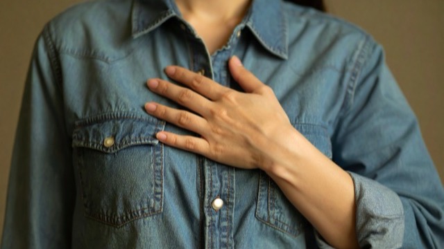 胸に手をあてて想いを込める