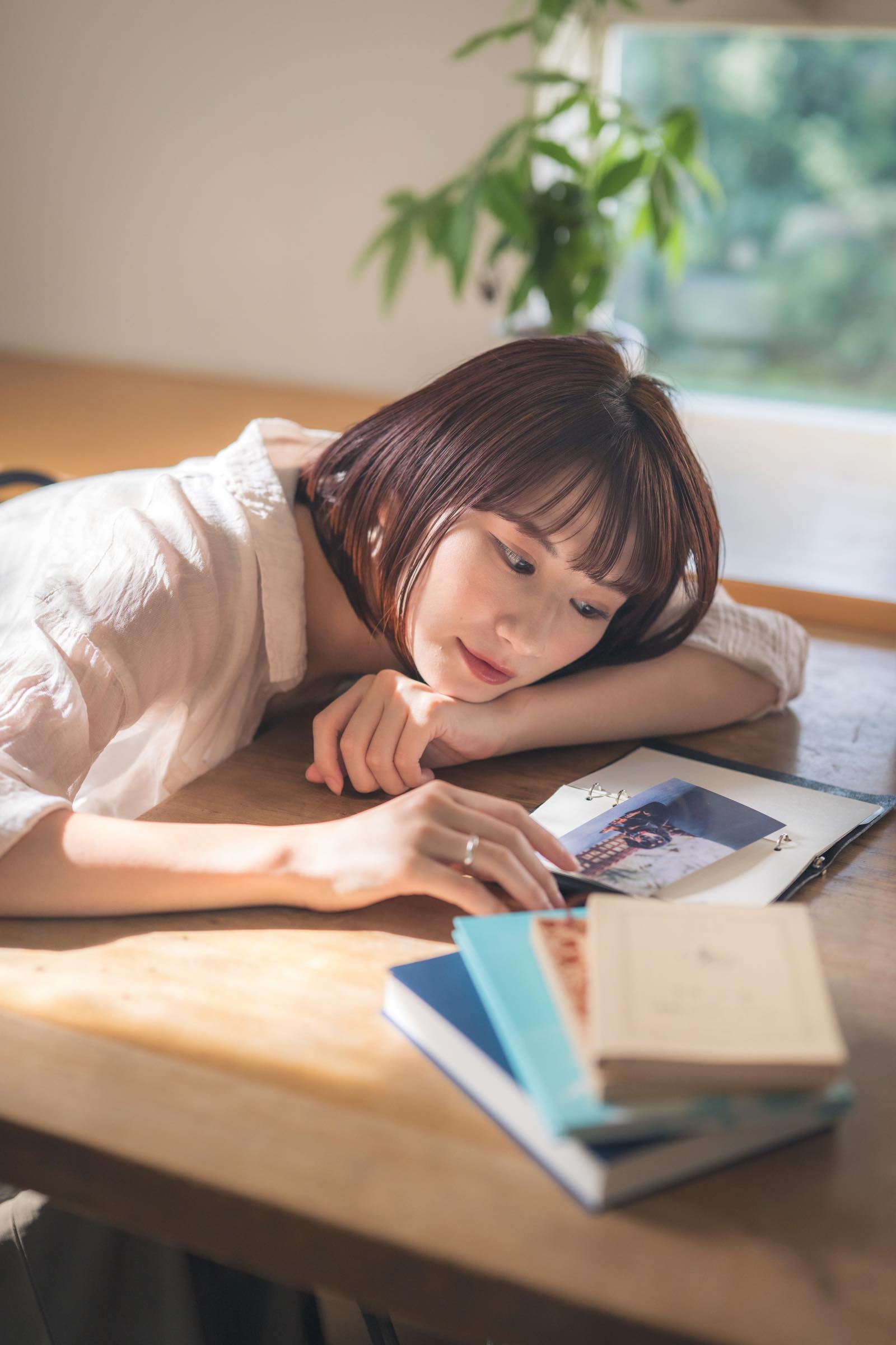 写真を見つめる