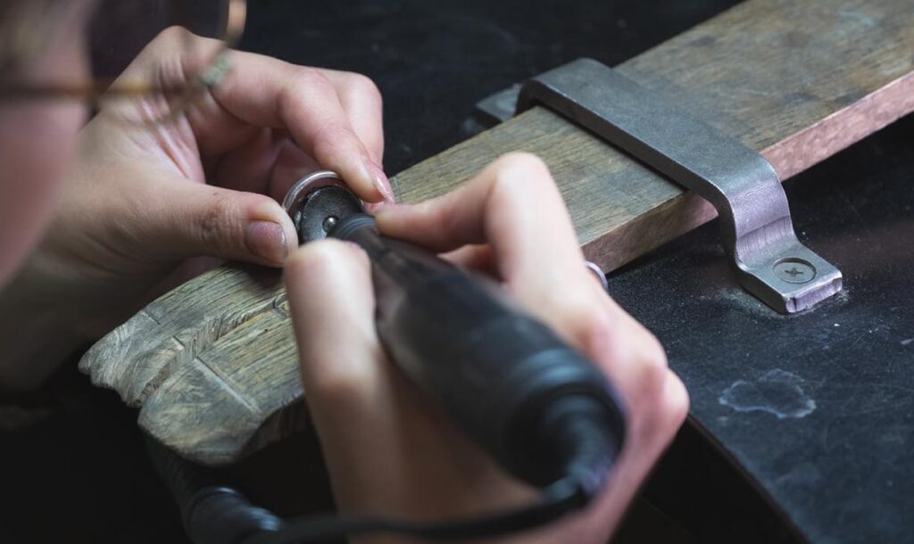 「想いを預かるものづくり」— 遺骨リング制作の現場から