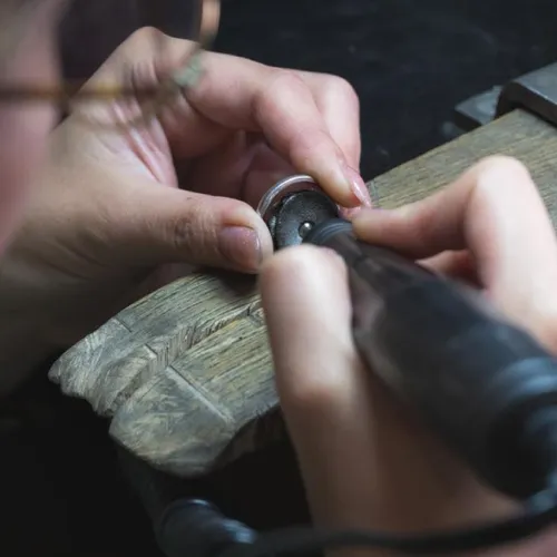 ひとつひとつ、職人の手仕事