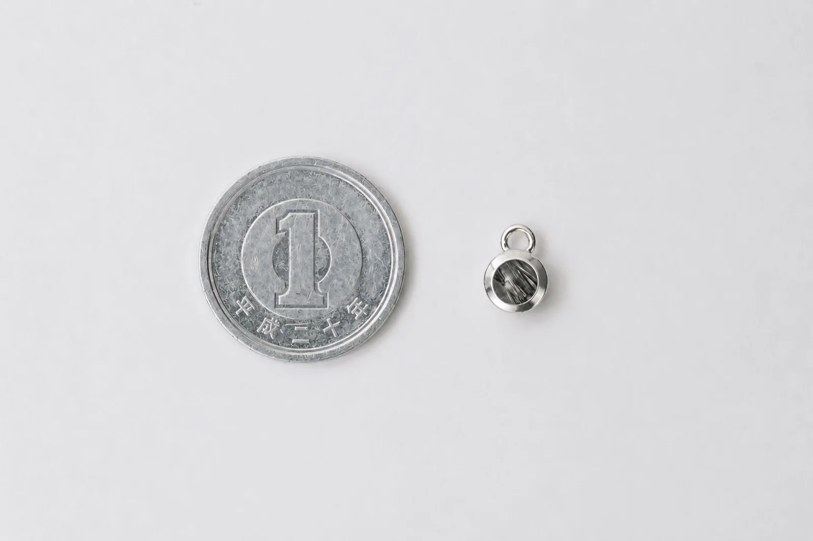 1円玉と並べて大きさを比較した直径6mmのmoful