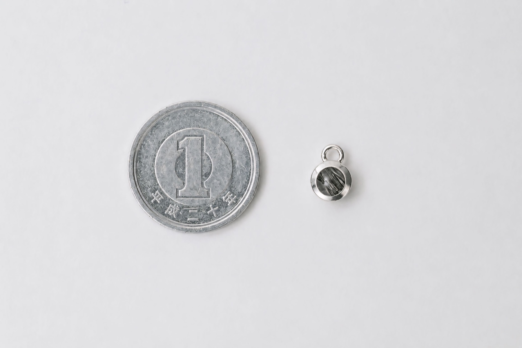 1円玉と並べて大きさを比較した直径6mmのmoful